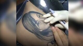 Hombre pide que le borren el tatuaje del rostro de su ex novia y el resultado genera asombro en redes sociales