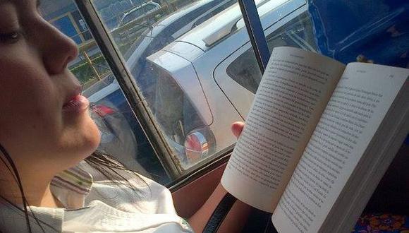 El colectivo “Promovamos la lectura en las combis” recomendó a los pasajeros a sumergirse en la lectura como una alternativa frente a la congestión. (Facebook)