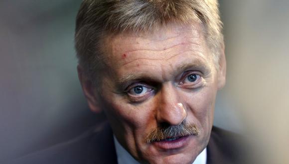 El secretario de prensa del Kremlin, Dmitry Peskov, habla con un reportero en Nueva York, el jueves 10 de noviembre de 2016.  (Foto: AP/Seth Wenig)