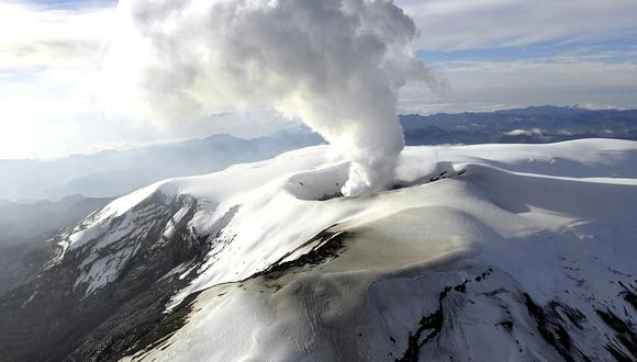 Esta imagen distribuida por el Servicio Geológico de Colombia muestra el volcán Nevado del Ruiz emitiendo una nube de ceniza en Manizales, departamento de Caldas, Colombia, el 30 de marzo de 2023. (Foto: Servicio Geológico Colombiano / AFP)