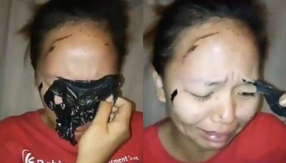 Esta pobre mujer se removió hasta las cejas al jalar muy fuerte la mascarilla, dejándola sin los bellos que ella aguardaba tener. (Foto: YouTube)