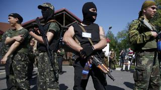 Ucrania: Prorrusos armados intervienen el aeropuerto de Donetsk