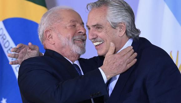 El presidente de Brasil, Luiz Inácio Lula da Silva, saluda al presidente de Argentina, Alberto Fernández, antes de la foto familiar en el palacio de Itamaraty en Brasilia el 30 de mayo de 2023. (Foto de EVARISTO SA / AFP)