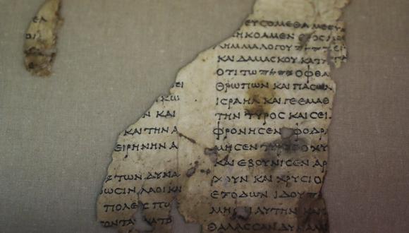 Uno de los nuevos fragmentos mostrados por la Autoridad de Antigüedades de Israel. En ellos hay versículos del libro de Zacarías. REUTERS/Ammar Awad