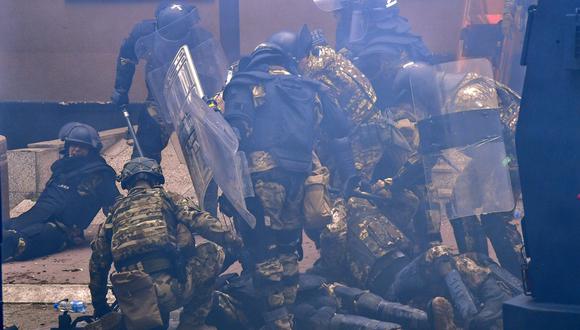 Soldados de la Fuerza Internacional de Mantenimiento de la Paz de Kosovo (KFOR) liderada por la OTAN yacen heridos tras una pelea con serbios étnicos frente al edificio del municipio en Zvecan, Kosovo, el 29 de mayo de 2023. (Foto de EFE/EPA/GEORGI LICOVSKI)