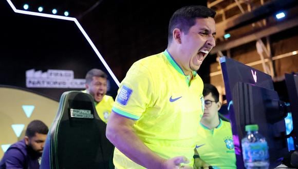 Jugador brasileño 'PHzin' celebrando un gol frente a Países Bajos durante la final del FIFAe Nations Cup 2023.