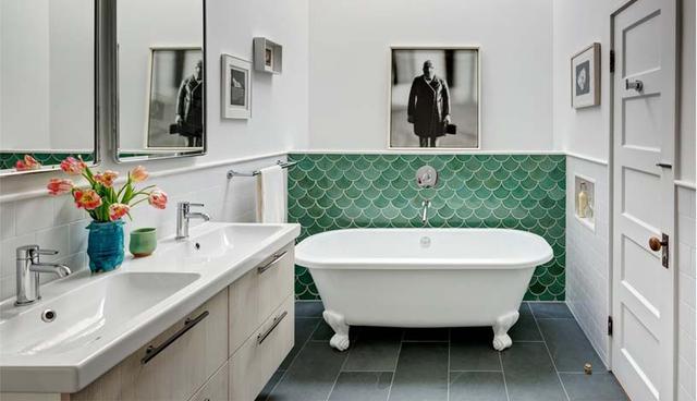 El baño destaca por su mezcla de blancos y grises, pero se le añadió un punto de color a través de un tapiz verde con formas circulares.  Bonito y acogedor. (Foto: BFDO Architects)