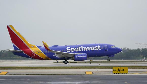 En esta fotografía de archivo del 20 de abril de 2021, un Boeing 737 de Southwest Airlines despega del aeropuerto Fort Lauderdale-Hollywood en Fort Lauderdale, Florida. (AP Foto/Wilfredo Lee).