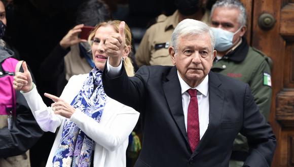 El presidente mexicano Andrés Manuel López Obrador y su esposa Betriz Gutiérrez muestran sus pulgares después de votar en la Ciudad de México. (Foto de ALFREDO ESTRELLA / AFP).