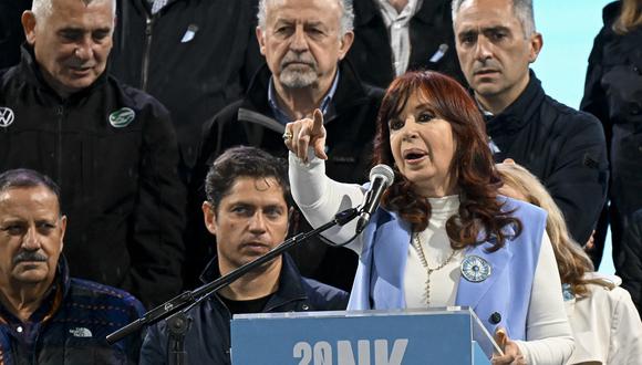 La vicepresidenta argentina, Cristina Kirchner, habla con sus seguidores en la Plaza de Mayo , en Buenos Aires, el 25 de mayo de 2023. (Foto de Luis ROBAYO / AFP)