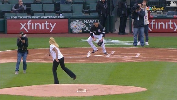 Una aficionada se volvió tendencia por el atroz lanzamiento que hizo en un partido de béisbol. (Foto: FOX Sports Kansas City en YouTube)