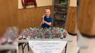 Niño de 5 años vende bolas de nieve de cristal para ayudar a personas sin hogar