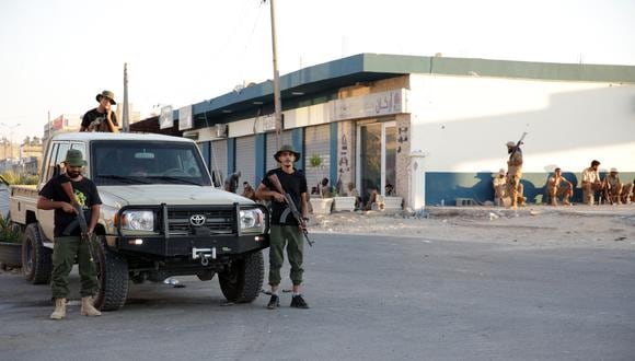 Miembros de la "Brigada 444" afiliada al Ministerio de Defensa de Libia se posicionan en el área de un tiroteo nocturno en el suburbio de Ain Zara en Trípoli, el 22 de julio de 2022. (Foto: Mahmud Turkia / AFP)