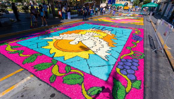 Los creativos artífices de las más bellas alfombras florales con motivos religiosos se congregan en el perímetro de la Plaza Mayor de Surco. (Foto: Municipalidad de Surco)