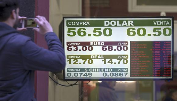 El "dólar blue" se cotizaba en 159 pesos en Argentina este viernes. (Foto: AFP)