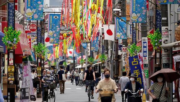 La gente se desplaza por una calle comercial en Tokio. La capital de Japón ha registrado un récord diario de contagios de coronavirus. (EFE / EPA / FRANCK ROBICHON)-