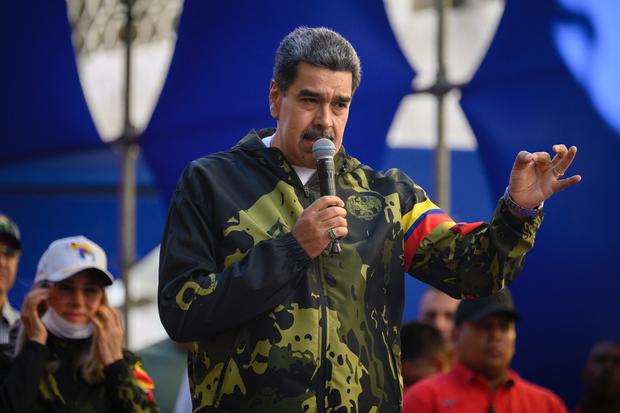 El presidente venezolano, Nicolás Maduro, habla con sus seguidores durante una manifestación de apoyo a su gobierno en Caracas el 23 de enero de 2024. (Foto de Gabriela Oraa / AFP).