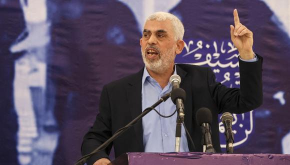 El jefe del ala política del movimiento palestino Hamas en la Franja de Gaza, Yahya Sinwar, habla durante una reunión en la ciudad de Gaza el 30 de abril de 2022. (Foto de MAHMUD HAMS / AFP)
