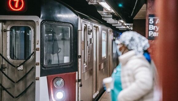 Una mujer acude a diario al metro londinense a escuchar la voz de su esposo fallecido (Foto: Pexels)