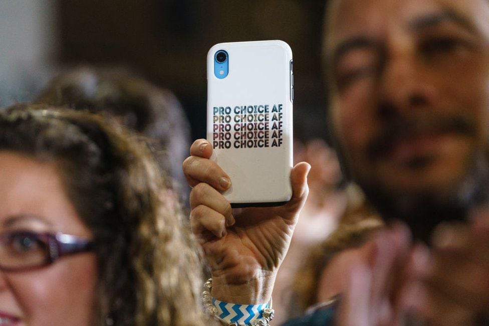 An attendee of a campaign event for the Georgia Democrats, on October 28, 2022 in College Park, Georgia, with a cell phone with a pro-abortion case.  (GETTY IMAGES).