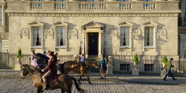 El Royal Crescent, el mítico edificio de casas adosadas en la parte alta de la ciudad de Bath, fue la fachada exterior de la casa de la familia Featherington.  (Imagen: Liam Daniel/Netflix)