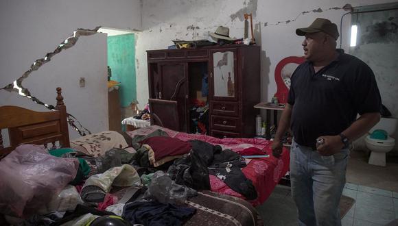 Un hombre observa los daños en el interior de su vivienda afectada por el sismo de magnitud 7,7, hoy, en Huitzontla (México). (Foto de EFE/ Iván Villanueva)