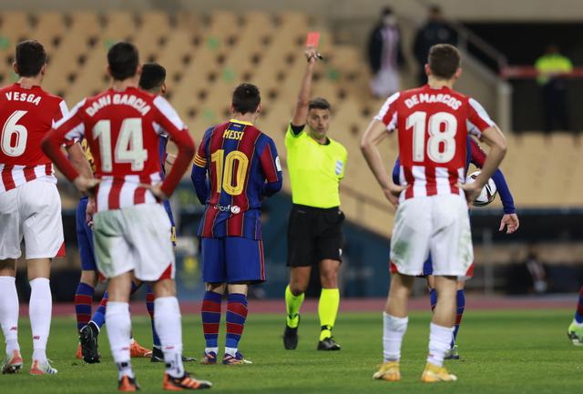 Lionel Messi fue expulsado luego de golpear en el rostro a Villalibre