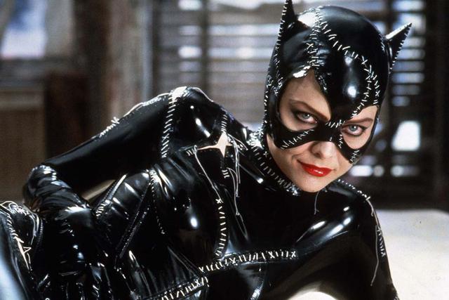 Michelle Pfeiffer interpreta a Gatúbela en "Batman Returns" (1992) junto a Michael Keaton y Danny DeVito. (Foto: Warner Bros.)