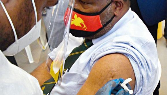El primer ministro de Papúa Nueva Guinea, James Marape, recibe la vacuna de covid-19 en una campaña para frenar la rampante propagación de coronavirus en ese país del Pacífico. (Getty Images).