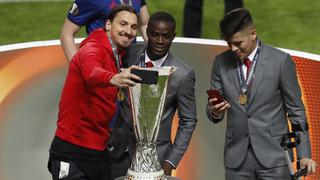 Zlatan no dejó que Marcos Rojo se meta en su selfie: así apartó el sueco al argentino