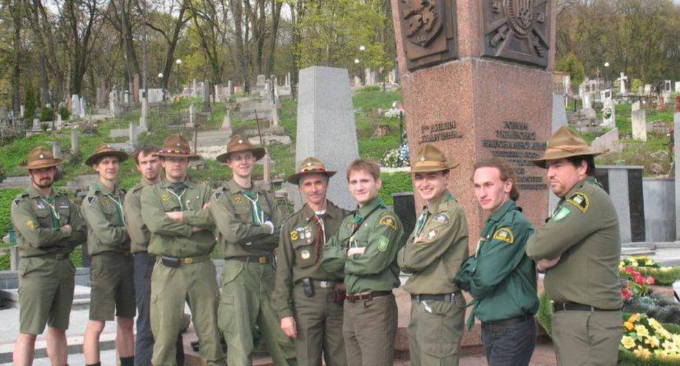 Ex soldados alrededor del monumento a los caídos de Ucrania en Lviv. (Foto: Wikimedia)