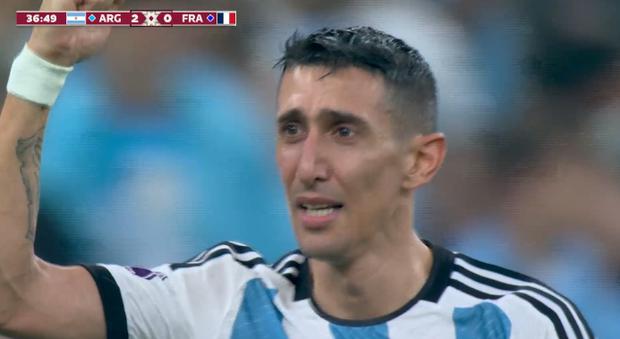 Ángel Di María scores the second goal of the World Cup at the Lusail Stadium.  Look it here.