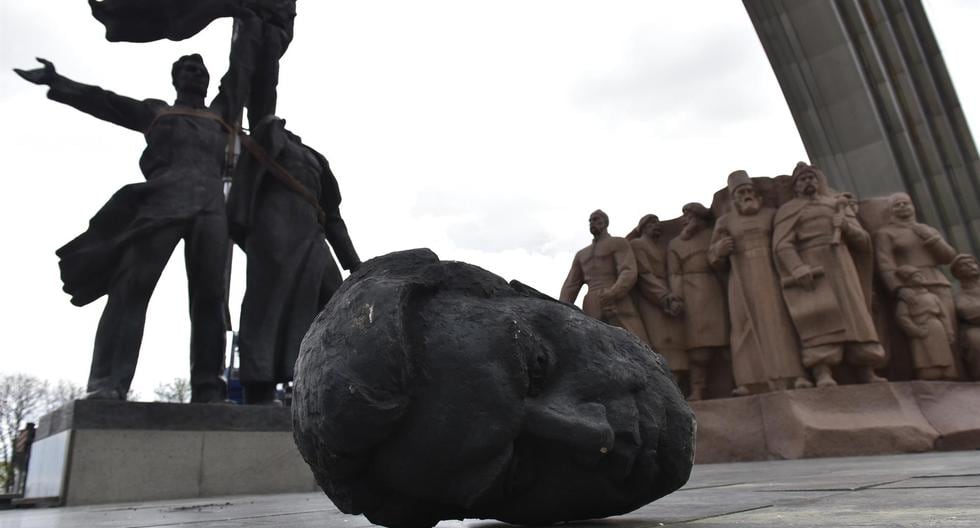 Partes del Monumento a la Amistad con Rusia yacen en el suelo mientras los trabajadores municipales lo desmantelan en Kiev, Ucrania, el 26 de abril de 2022. (EFE/EPA/OLEG PETRASYUK).
