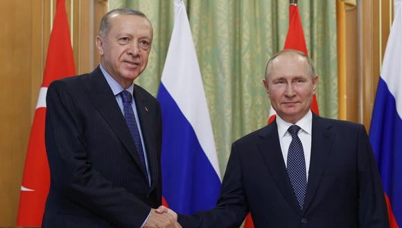 El presidente de Rusia, Vladimir Putin, estrecha la mano del presidente turco, Recep Tayyip Erdogan, en Sochi. (Foto de Murat KULA / SERVICIO DE PRENSA PRESIDENCIAL DE TURQUÍA / AFP).