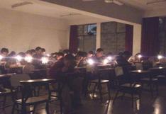 Alumnos de la UNMSM dando examen a oscuras llaman la atención en España