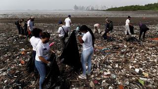 Centenares de voluntarios recogen basura en playas de Panamá para concienciar | FOTOS