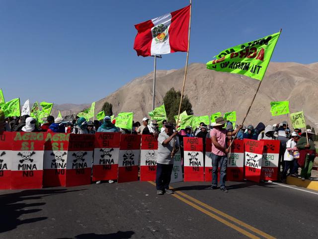 Manifestantes bloquean la vía Panamericana Sur pese al anuncio de una movilización pacífica. (Foto: Zenaida Condori)
