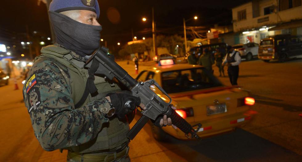 Personal militar y patrulla policial en Cerro Las Cabras, cantón ubicado en la provincia de Guayas, Ecuador, el 29 de abril de 2022. (Marcos Pin / AFP).