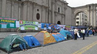 Atrio de catedral es escenario de una huelga de hambre