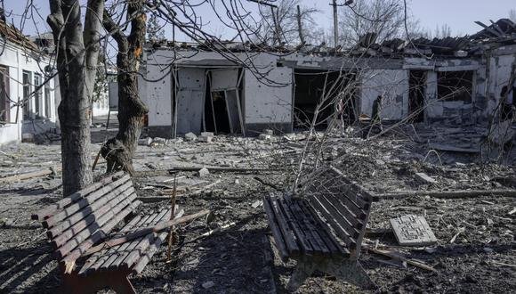 Esta fotografía tomada el 22 de marzo de 2022 muestra los escombros en el hospital psiquiátrico atacado por los bombardeos rusos en Mykolaiv, en el sur de Ucrania. (Foto: BULENT KILIC / AFP)