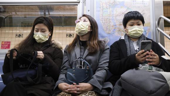 El brote de coronavirus ha avivado una ola de sentimiento antichino en todo el planeta. En la imagen, tres personas que usan mascarillas viajan en el metro en Nueva York. (Foto: EFE)