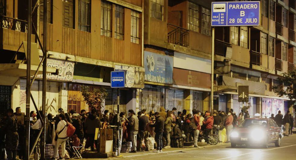 Cientos de ambulantes, sin respetar el distanciamiento social, continúan ocupando las principales vías de La Victoria y del Cercado de Lima. Foto: Cesar Grados/GEC