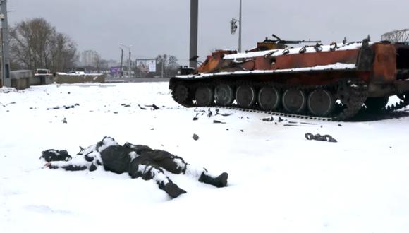 Un cuerpo y un tanque de construcción dañado pueden verse en las afueras de Kharkiv el tercer día de la invasión rusa de Ucrania. (Ukrinform).