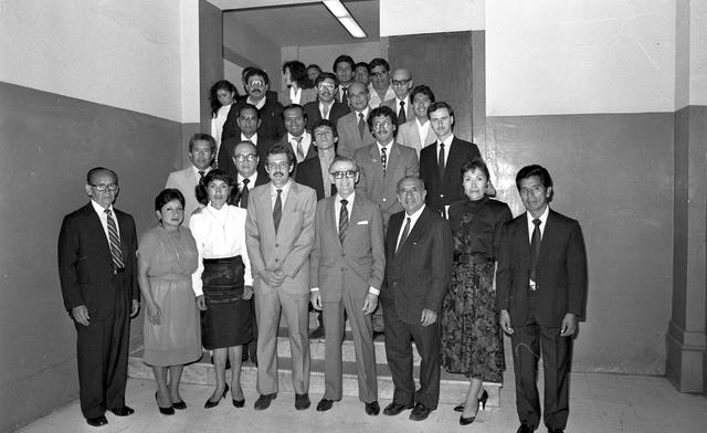 La foto data del 04 de mayo de 1989 y fue tomada durante las celebraciones por el 150 aniversario de El Comercio. En ella aparecen editores y periodistas de El Dominical. Al centro, Francisco Miró Quesada Cantuarias, rodeado de Francisco Miró Quesada Rada, Manuel Jesús Orbegozo, Enriqueta Rojas, Martha Pevez, Mario Gómez, Claudio Cano, José Michilot y otros más. Foto: Archivo El Comercio.