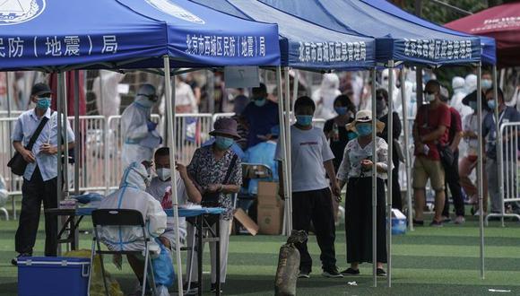China: Las personas que visitaron o viven cerca del mercado Xinfadi, en Beijing, hacen cola para una prueba coronavirus COVID-19. (EFE / EPA / STRINGER).