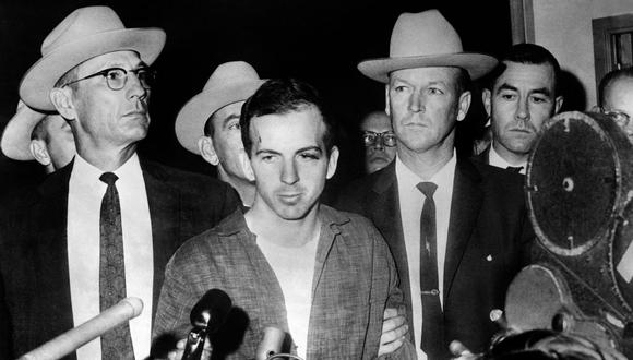 Un 24 de noviembre de 1963, Lee Harvey Oswald, presunto asesino del presidente estadounidense John F. Kennedy, es asesinado a tiros por Jack Ruby cuando iba custodiado por la policía. (STRINGER / AFP).