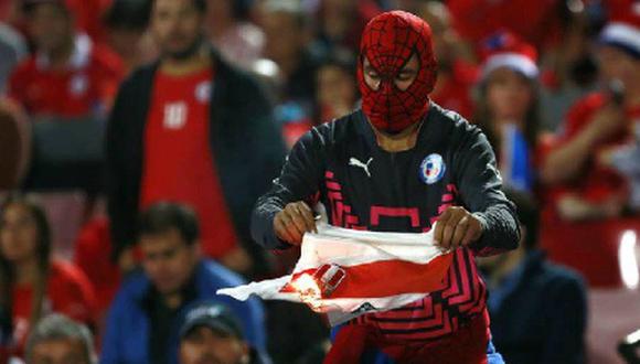 Selección: hincha chileno quemó camiseta de Perú en el estadio