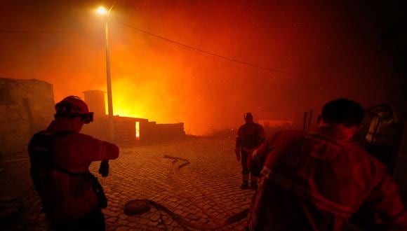 Bomberos combaten un incendio forestal en el pueblo de Reboredo, Vila Pouca de Aguiar, Portugal, 28 de julio de 2022. Un total de 466 operativos, 144 vehículos y seis aviones combaten el bosque fuego.