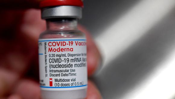 La imagen muestra una vial de la vacuna contra el COVID-19 de Moderna. (Foto: Fred TANNEAU / AFP)