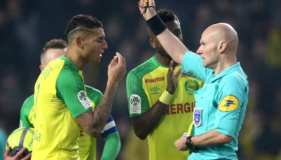 Durante el partido entre PSG y Nantes, el juez del partido cayó por culpa de un futbolista e intentó patearlo por detrás. Luego lo echó del campo sin darle mayores explicaciones. (Foto: AFP)